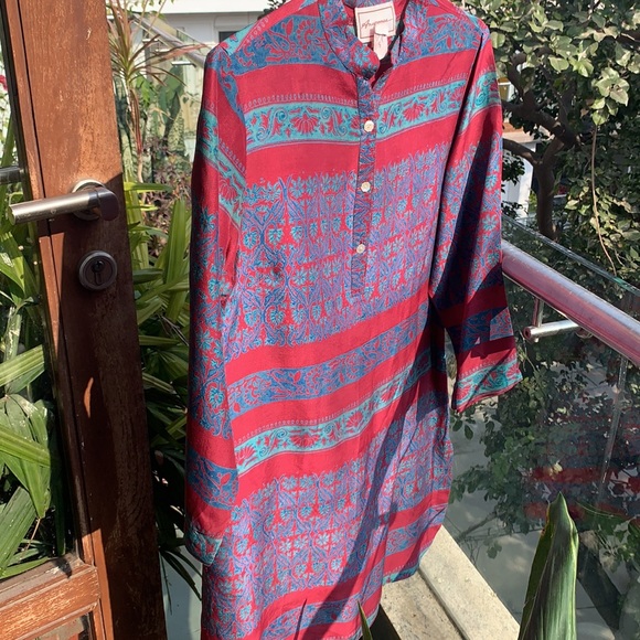 Rich and beautiful silk kurti. By designer Anupamaa. Best fits size S. - Picture 12 of 12